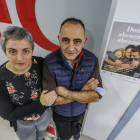 María Arana y Alberto Díaz posan en la sede de Cruz Roja.