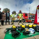 El consejero de Medio Ambiente, junto a la alcaldesa, ante el material nuevo de los bomberos. Al fondo, uno de los dos vehículos adquiridos.