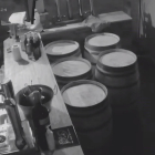 Fotograma de la grabación que muestra al ladrón tratando de arrancar el cajón de la recaudación.