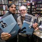 Sergio Izquierdo y Javier Martínez, con sendos ejemplares de ‘La hija del verdugo’, en la librería Viñetas.