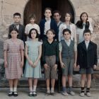 Imagen de la recreación de la foto de Benaiges y sus alumnos en la puerta de la Escuela en la película.