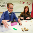 Juan Mayoral y Beatriz Rodríguez, durante la presentación del Ciclo de Magia navideño de la Fundación Caja de Burgos.