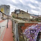 Detalles de viviendas abandonadas, solares vallados y alguna que otra casa rehabilitada.