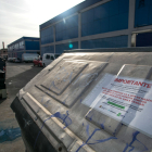 Los contenedores de los polígonos tienen carteles informativos indicando su próxima retirada y el cierre de los puntos limpios industriales.