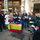 Los jóvenes de Nuevas Generaciones han repartido ejemplares de la Constitución Española en la Plaza Mayor.
