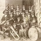 Antiquísima fotografía de la Banda de Música de Pradoluengo, tomada a finales del siglo XIX o principios del XX.