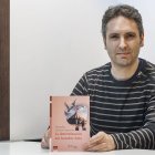 Alejandro Garmón Izquierdo, con su último poemario.