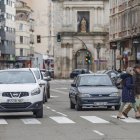 Una pareja cruza un paso de cebra en la calle Madrid de Burgos.