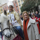 La alcaldesa, Cristina Ayala, recibía al Obispillo en la entrada del Ayuntamiento.