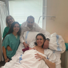 Laura e Isidro posan con su hijo David Lozano Asensio, el primer bebé arandino del año 2024.