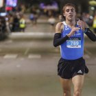 Rubén Álvarez entra victorioso en la meta de Derechos Humanos.