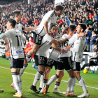 Los jugadores del Burgos CF celebran el gol marcado al Real Valladolid.