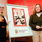 La presidenta de Parkinson Burgos, Chus Delgado, y la alcaldesa, Cristina Ayala, posan junto al cartel del evento
