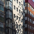 Contraste entre una fachada ventilada y un edificio sin rehabilitar en una calle de la capital burgalesa.