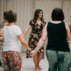 Carmen Cuartango, en el centro, en una sesión de biodanza en las instalaciones de La Escuela.