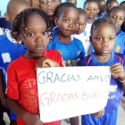 Escolares de Benín agradecen el apoyo a la ONG burgalesa Anvó Africam.