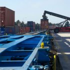 Una máquina mueve uno de los grandes contenedores que salen por ferrocarril desde el Puerto Seco de Burgos.