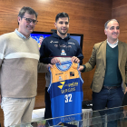 Roko Rogic fue presentado como nuevo jugador del Longevida San Pablo Burgos en la sede de Avnt.