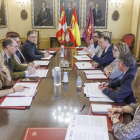 Responsables de distintas áreas de la Diputación reunidos con representantes de FAE, CCOO y UGT en el Consejo del Diálogo Social.