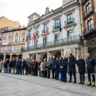 El minuto de silencio en memoria de las víctimas del incendio de Valencia y del joven Sergio Delgado ha tenido lugar en la Plaza Mayor.