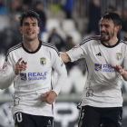 Bermejo y Atienza celebran el tercer gol del Burgos CF al Cartagena.