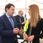 Alfonso Fernández Mañueco conversa con Aitana Hernando.