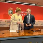 La alcaldesa, Cristina Ayala, anunció la fecha de inauguración del nuevo sistema de iluminación de la Seo junto al edil de Ingeniería Industrial, José Antonio López.