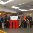 Representantes de ATAB y de la Fundación Mahou San Miguel posaron juntos tras la entrega de la donación.