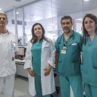 De izquierda a derecha: Gregorio de la Mata (jefe de Pediatría), Verónica Navarrete (supervisora críticos pediátricos), Pablo Oyagúez (intensivista pediátrico) y Esther Esteban (enfermera).