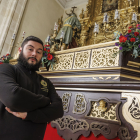 Adrián Barroso Erquicia posa junto al paso del Cristo de la Coronación de Espinas que portó la noche del pasado miércoles.