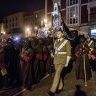 La talla de Nuestra Señora de la Soledad, desfilando por la calle de Santa Águeda.