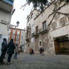 Un grupo de turistas atiende las explicaciones del guía sobre la Casa del Cordón en el mes de febrero