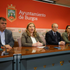 Cristina Ayala junto a los portavoces del equipo de Gobierno, de PP y Vox, y el concejal de Urbanismo para hablar de la disolución de los consorcios.
