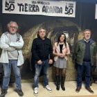 De izquierda a derecha, José Antonio Gallardo, vicepresidente de la peña Tierra Aranda, Héctor Díez Berzosa, presidente, Luisa Gútiez, última socia en incorporarse y Luis Blanco, socio fundador