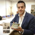 Joaquín Pérez Azaústre, con su novela y el tintero de Manuel Machado en la Institución Fernán González de Burgos.