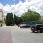 --------TOMÁS ALONSO--------
Coches aparcados en el entorno del Silo y del colegio Fernando de Rojas donde irá el nuevo disuasorio.