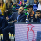 Cuspinera charla con Corbalán durante el partido contra Oviedo en el Coliseum.