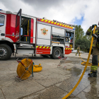 Dos bomberos despliegan una manguera durante el simulacro del pasado 2 de mayo en el Complejo de la Evolución.