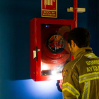 Un bombero observa una boca de incendio.