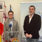 Antonio Linaje posa con el concejal de Hermanamientos y Cultura