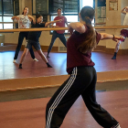 Los bailarines frente al espejo en la sala de ensayos del curso Internacional Summer Dance en la capital burgalesa.