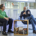 Jesús Bustamante (izq.) y José Antonio Abella mantuvieron una charla dentro del programa de la Feria Editantes.