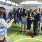 El director general de Formación Profesional de la Junta de Castilla y León, Agustín Sigüenza, atiende a unos alumnos en su vista a la IV Muestra de FP de Burgos.