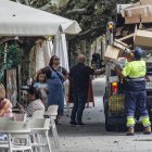 Un vehículo de Urbaser recoge cartones de la vía pública en el paseo de El Espolón.