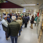 La planta baja del Ayuntamiento de Burgos, donde se ubica el registro municipal, presentaba este aspecto por la cantidad de mayores interesados.