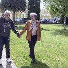 Zoila Vázquez, una de las madres que ayudó a la puesta en marcha de la asociación, junto con su hijo, usuario de la misma