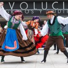 El Grupo de Danzas Justo del Río realizó un pasacalles para celebrar sus 55 años