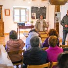 Ascensión Rojas y Javier González, de la asociación Escuela Benaiges, en un acto realizado en la Escuela de Bañuelos.