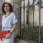 Belén de la Parte, en el convento de las Salesas de Burgos, con un ejemplar de 'Sangre revuelta'.