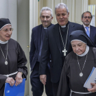 El arzobispo de Burgos, Mario Iceta, junto a las representantes de la Federación de Hermanas Clarisas de Nuestra Señora de Aránzazu.